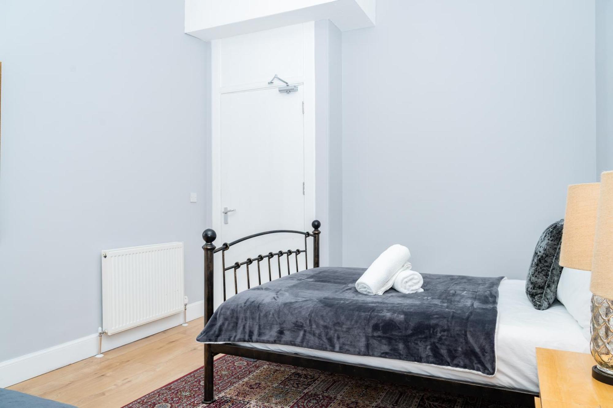 3br Next To Stadium Near Airport Sleeps 7 Appartement *