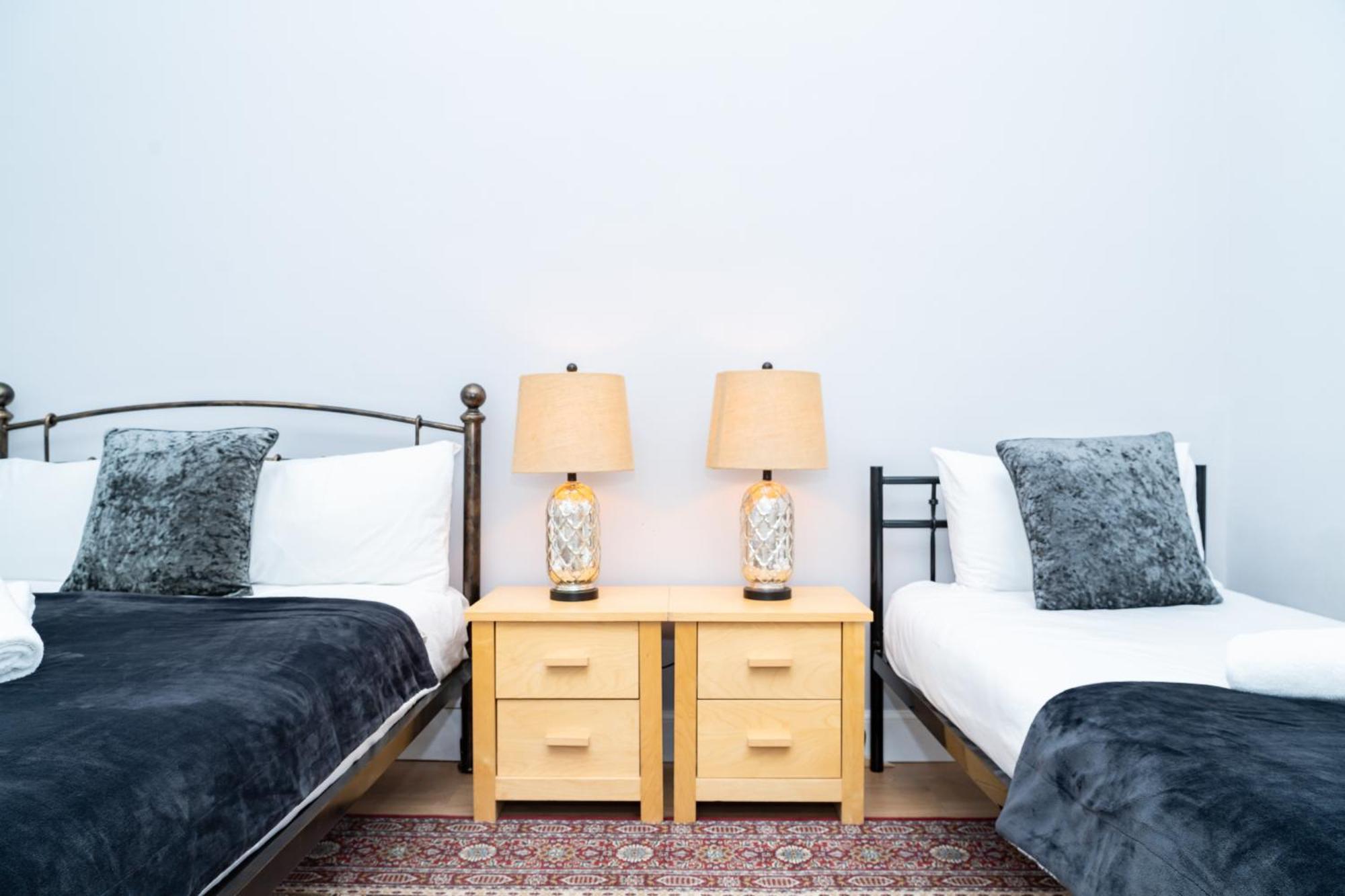 3br Next To Stadium Near Airport Sleeps 7 *